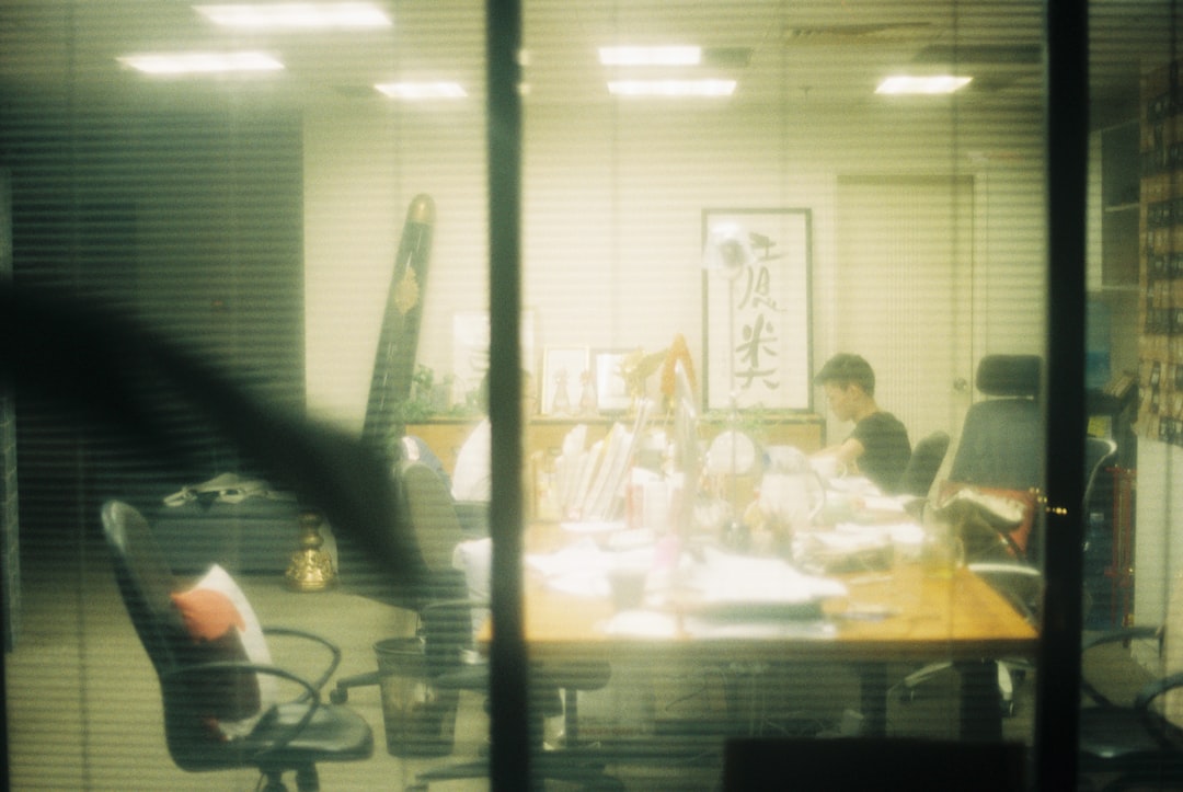 男性在辦公室精神奕奕工作場景